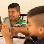Niños de la comunidad Muchime utilizando sus tablets.