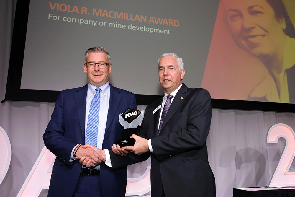 El trabajo comprometido y responsable del equipo de Lundin Gold, empresa canadiense operadora de la mina Fruta del Norte, ubicada en la provincia de Zamora Chinchipe, fue reconocido con el Premio Viola R. MacMillan 2022, de la Asociación de Prospectores y Desarrolladores de Canadá (PDAC por sus siglas en inglés), tras completar con éxito acuerdos de financiamiento complejos e innovadores para el proyecto aurífero Fruta del Norte.