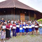 Entrega de certificados a las graduadas con aval del Ministerio del Trabajo
