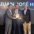 Juan José Herrera, director de Sostenibilidad de Negocios de Lundin Gold, recibe el reconocimiento “Visionarios de la Sostenibilidad” durante la Ekos Cumbre ESG 2025.