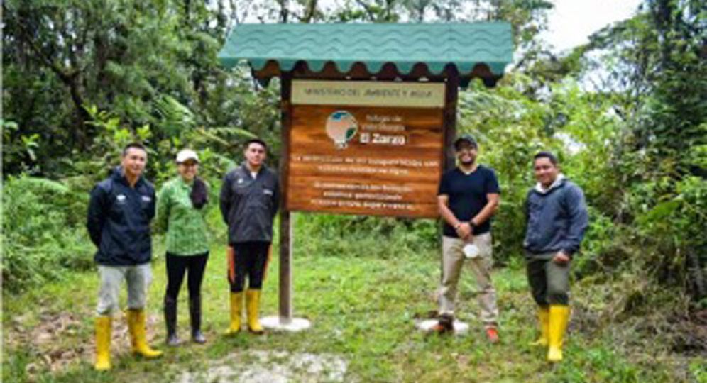 Equipo-de-CI-Ecuador-junto-al-equipo-de-guardaparques-del-Refugio