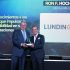 Ron Hochstein, presidente y director ejecutivo de Lundin Gold recibe el reconocimiento de parte de Ricardo Dueñas, CEO de Grupo Ekos.