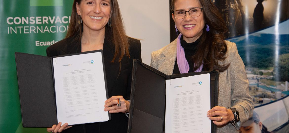 Carolina-Rosero,-vicepresidenta-y-directora-ejecutiva-de-Conservacion-Internacional-Ecuador-junto-a-Maria-Cristina-Acosta,-directora-de-Ambiente-y-Permisos-de-Lundin-Gold,-durante-la-firma-del-convenio